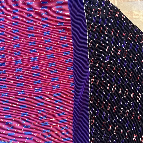 Pleated Louis Vuitton silk shawl with blossom pattern reversible - Picture 2 of 5